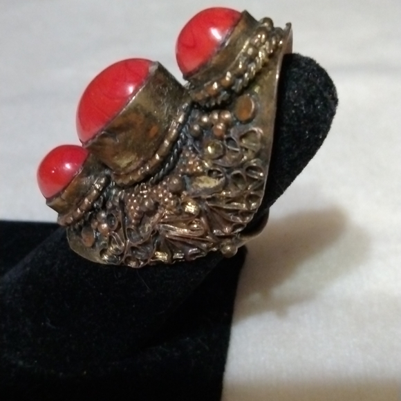 Source Unknown Jewelry - Vintage ring size 5.5 gold tone with orange/red stones (sku 312)